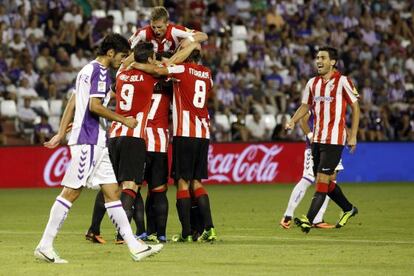 Los jugadores del Athletic celebran su primer gol en el primer partido de la liga contra el Valladolid