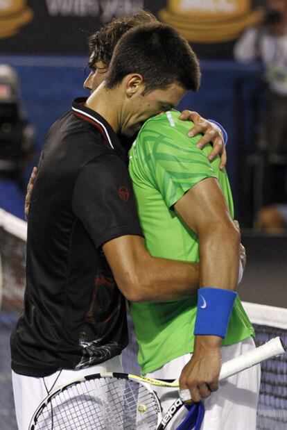 Djokovic abraza a Nadal tras el partido.