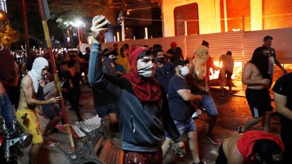 A dos horas del inicio de la protesta, los manifestantes, en total unos 10.000 asistentes, fueron expulsados con gases lacrimógenos y balas de goma por la policía antidisturbios.