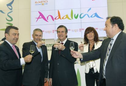 El consejero de Turismo (en el centro), Bernabé Unda, inaugura Expovacaciones, a su izquierda, el director de Turismo Andaluz, Manuel Muñoz, cuya comunidad ha sido premiada este año por su apoyo y colaboración a la Feria.