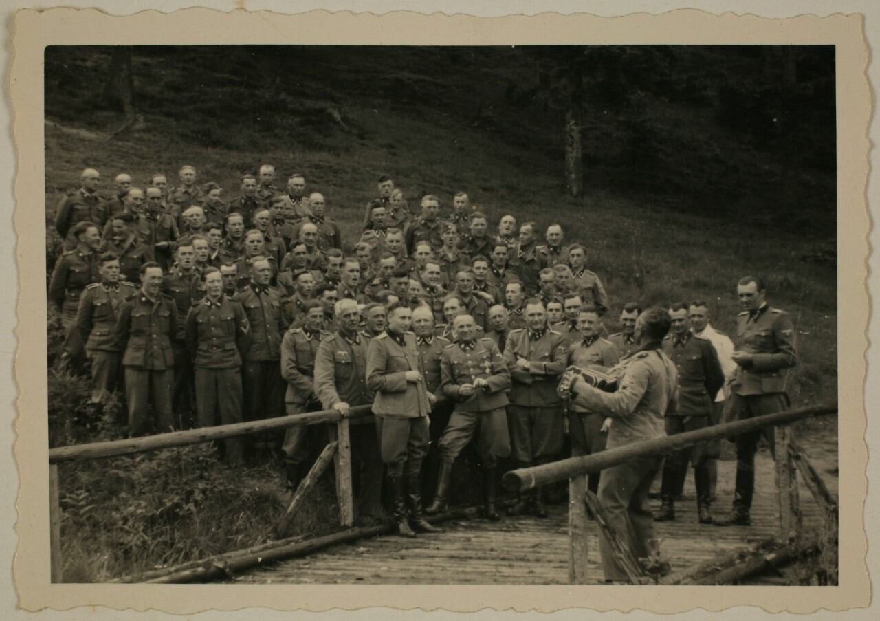 Imagen de 1944 de soldados de las SS reunidos en una montaña, perteneciente al Höcker Album de la USHMM (US Holocaust Memorial Museum) de Washington.