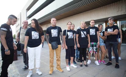 Familiares de la víctima, ante la Ciudad de la Justicia de Castellón en una imagen de archivo. 