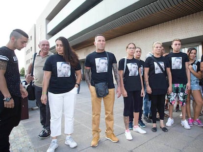 Familiares de la víctima, ante la Ciudad de la Justicia de Castellón en una imagen de archivo. 