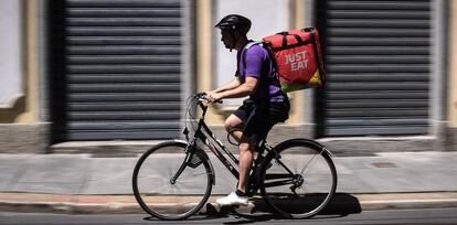 Un repartidor lleva un pedido de Just Eat.