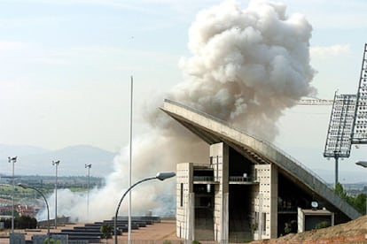 Una columna de fuego y humo se eleva sobre el estadio de la Peineta de Madrid momentos después del atentado.