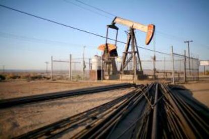 Una bomba de extracción en un campo petrolífero cerca de Taft, California. EFE/Archivo