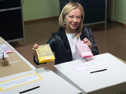 La candidata de Hermanos de Italia, Giorgia Meloni, vota en la escuela Vittorio Bachelet de Roma. 