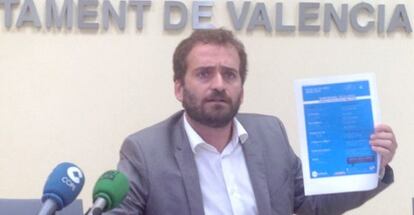 El concejal socialista de Valencia Salvador Broseta muestra el programa del Palau de les Arts. 