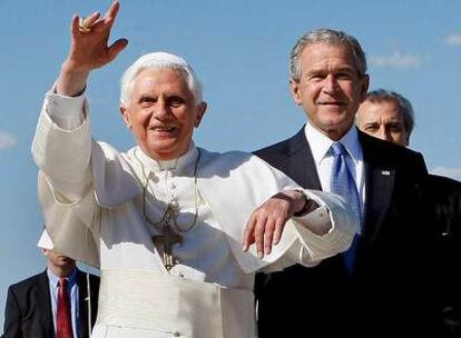Benedicto XVI saluda a su llegada a EE UU junto a George W. Bush en una base aérea de Washington.