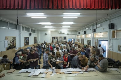 Vista general de una de las aulas del colegio Buenavista de Sevilla, habilitado para la jornada electoral.