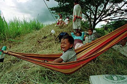 Un niño llora en su hamaca mientras sus padres protestan en el Cruce de San Francisco, en Matagalpa, al norte de Managua (Nicaragua).