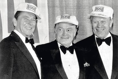 Ronald Reagan, Bob Hope y Gerald Ford en una gala en el Washington Hilton. Los tres con sus gorras de béisbol bien ajustadas.