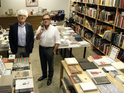 Alberto Fesser (a la izquierda) y Alberto Anaut, en la librer&iacute;a de La F&aacute;brica.