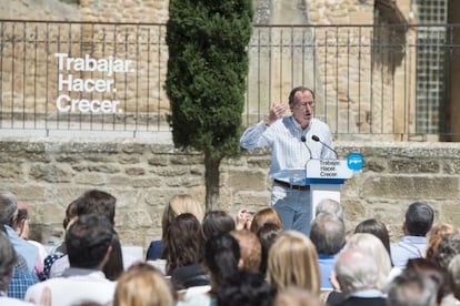 El ministro de Sanidad, Alfonso Alonso, durante su intervención en un acto electoral en el municipio alavés de Laguardia.