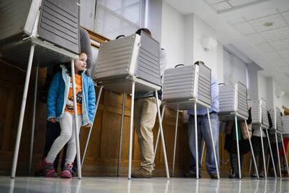 Una nena espera que la seva mare acabi de votar en un col·legi electoral de Cincinnati.