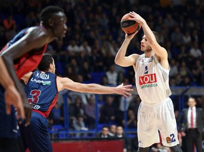 Un jugador del Buducnost anota un triple ante el Baskonia.