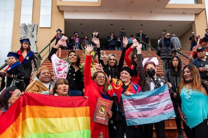 Algunas mujeres de la comunidad trans esperaban a Humrez a la salida del acto de graduacin para festejarlo.