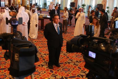 El portavoz de los rebeldes libios, Mahmud Shamman, comparece ante la prensa a su llegada a la reunión del grupo de contacto sobre Libia en Doha, Catar.
