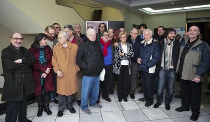 Algunos de los dibujantes de 'Héroes del tebeo valenciano' con la esposa de José Ortiz (centro) con Miguel Quesada a su izquierda.