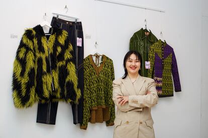 Yang Yoona, diseñadora de Vegan Tiger, con sus prendas en la exposición que le dedica el Centro Cultural Coreano de Madrid.