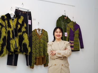 Yang Yoona, diseñadora de Vegan Tiger, con sus prendas en la exposición que le dedica el Centro Cultural Coreano de Madrid.