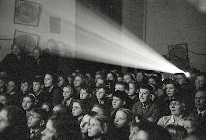 Cine de pueblo. Proyección en Inglaterra en 1940.