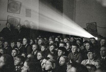 Cine de pueblo. Proyecci&oacute;n en Inglaterra en 1940.