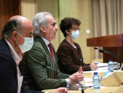 Desde la izquierda: Antonio Zapatero, viceconsejero de Salud Pública y Plan Covid-19; Enrique Ruiz Escudero, consejero de Sanidad; y Elena Andradas, directora general de Salud Pública, durante una comparecencia el 10 de marzo.