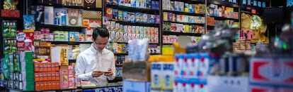 Una farmacia con medicamentos chinos e importados en Hong Kong. 