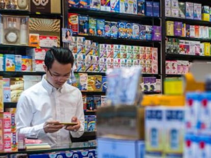 Una farmacia con medicamentos chinos e importados en Hong Kong. 