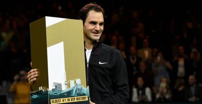 Federer posa con un trofeo simb&oacute;lico del n&uacute;mero uno, ayer en Basilea.