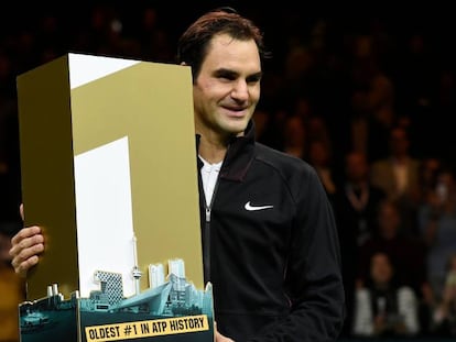 Federer posa con un trofeo simb&oacute;lico del n&uacute;mero uno, ayer en Basilea.