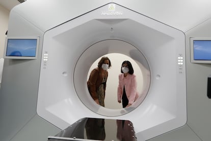 La consejera andaluza de Salud y Consumo, Catalina García (izquierda.), junto a la ministra de Sanidad, Carolina Darias, en una reciente visita al Hospital Virgen del Rocío de Sevilla.