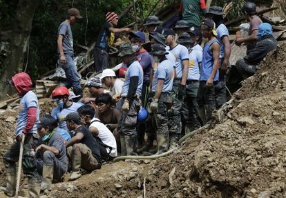 Algunos de los miembros de los equipos de rescate que buscan atrapados en la mina de Itogon.