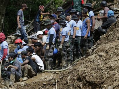 Algunos de los miembros de los equipos de rescate que buscan atrapados en la mina de Itogon.