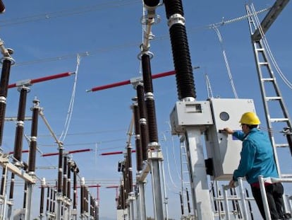 Un técnico de REE, en una subestación eléctrica.