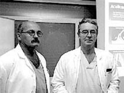 El doctor José Ignacio Aguirregaviria (derecha), junto a su compañero Juan Videgain.