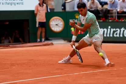 El español Carlos Alcaraz anota de espaldas al serbio durante el tercer juego del segundo 'set'.