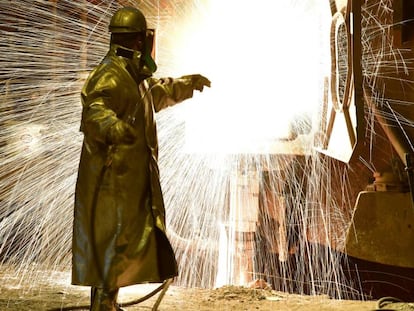 Operário em frente a um forno da siderúrgica alemã de Salzgitter