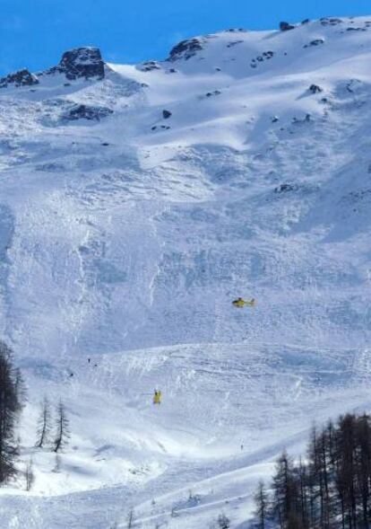 Dos helicópteros sobrevuelan la zona accidentada este miércoles en Austria.