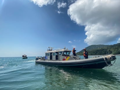 Miembros de la Armada colombiana llegan a la isla de Gorgona, el 6 de diciembre.