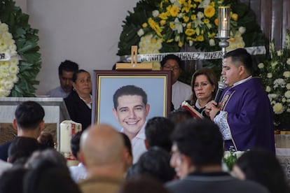 Un sacerdote lleva a cabo la ceremonia religiosa tras el asesinato de Alejandro Arcos, este lunes en Chilpancingo. 