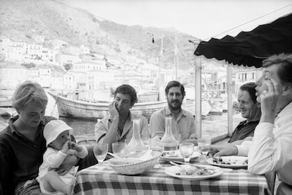 Marianne (con el pequeño Axel en brazos) y Leonard Cohen, en Hidra.