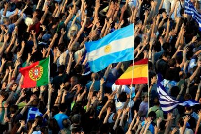 Banderas de España, Portugal y Argentina en las protestas ante el Ministerio de Finanzas en Atenas.