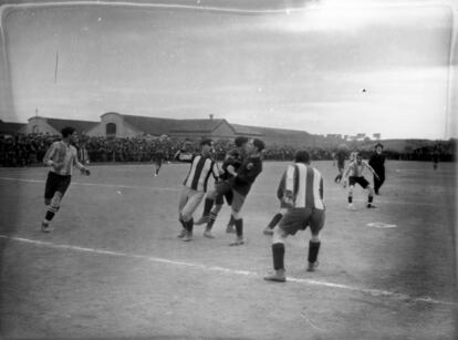 Potser ara diríem que el davanter del Barça ha entrat en planxa al defensa perico, però... eren altres temps!