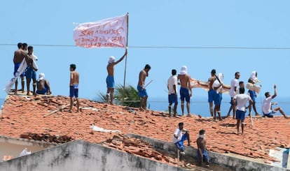 Detentos em cima do telhado do presídio de Alcaçuz, nesta segunda.