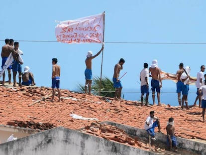 Detentos em cima do telhado do presídio de Alcaçuz, durante rebelião em 2017.