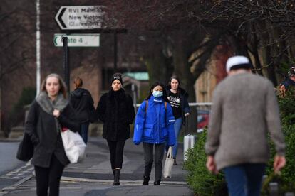 Un grupo de personas camina por una localidad del noreste de Inglaterra.
