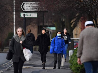 Un grupo de personas camina por una localidad del noreste de Inglaterra.