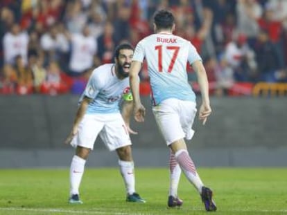Arda Turan celebra un gol de Turquía con Burak Yilmaz.